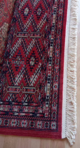 Symmetrisch verarbeitete Fransen eines Teppichs