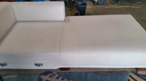 Gereinigte beige Eckcouch – frisch, fleckenfrei und deutlich aufgehellt nach der professionellen Polsterreinigung