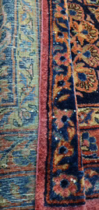 Seitenkanten ketteln: Vorderseite des Teppichs mit fertig gekettelter Kante von Hand