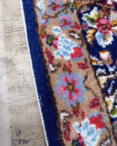 Seitenkante maschinell ketteln: Fransen wurden mit einem Spezialwerkzeug vom Teppichrand entfernt